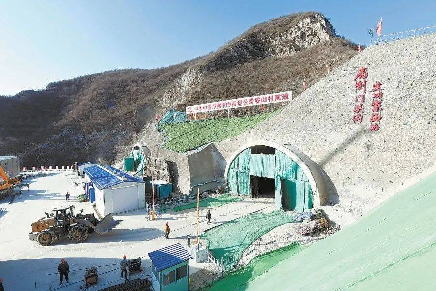上央视啦门头沟境内的国道109新线高速公路加紧施工