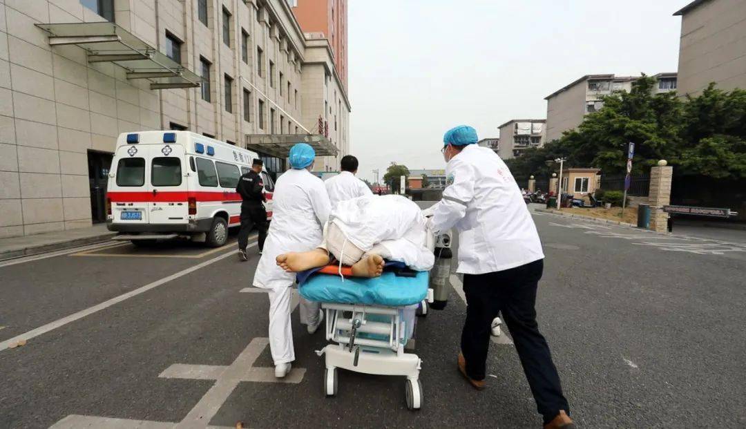 柳州仔贵州车祸重伤空中120跨省抢救