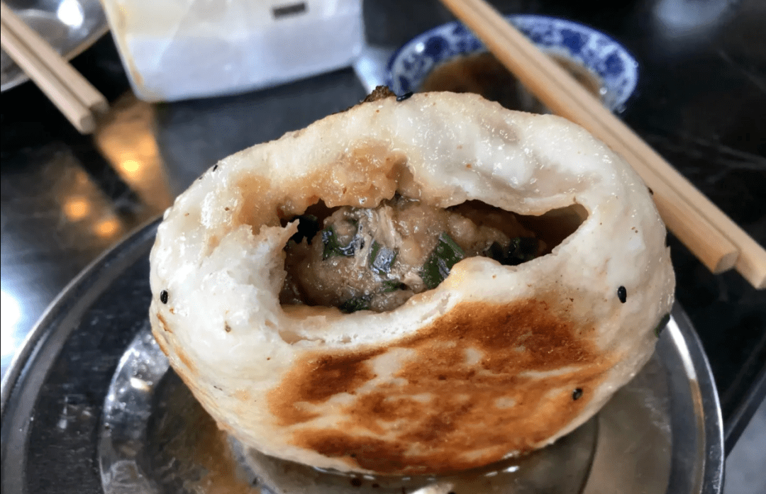 据说临海最好吃的锅块在城西石鼓桥头,城里开车要二十分钟,我没福去吃