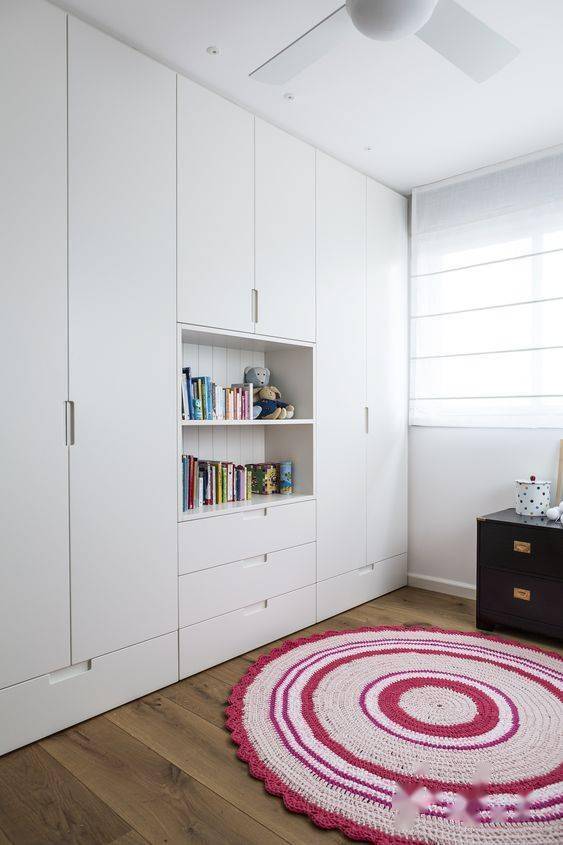 早该让商家这样定制衣柜了底部留一整排抽屉比在柜内使用