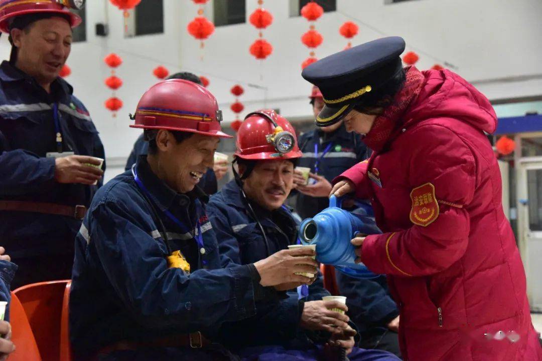 云中山里绿皮车,"灰婆姨″送暖"矿工汉"