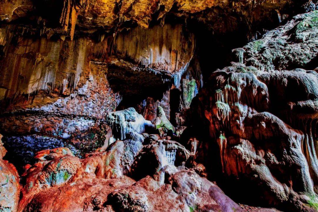 融为一体山,水,林,洞,瀑,石天然而成风景区内莽莽森林,峰峦叠嶂琵琶洞