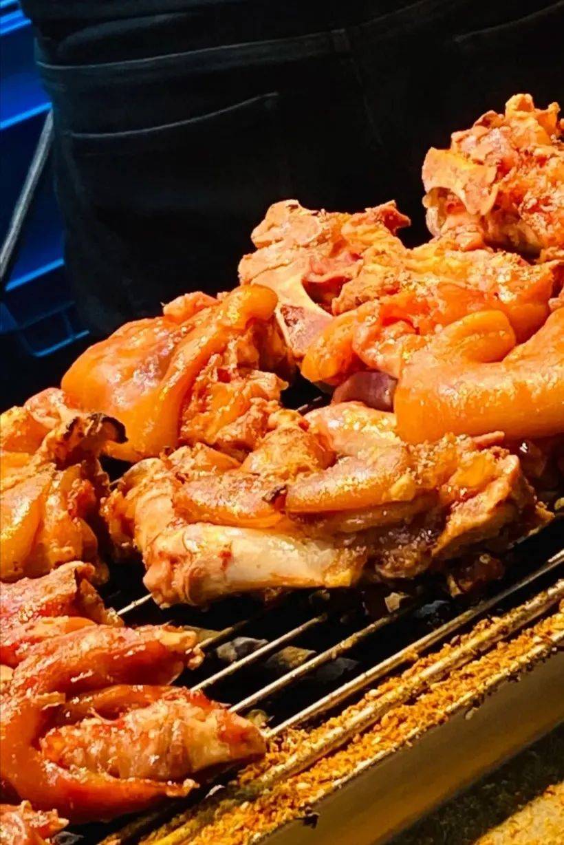 滋滋冒油已经觉得不停的在吞咽口水了看着一个个大猪蹄在火烤之下顾客