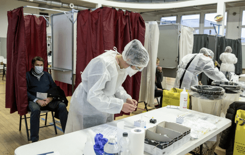 旅法侨胞注意防范 法国科委会成员认为疫情三月或再攀升 接种