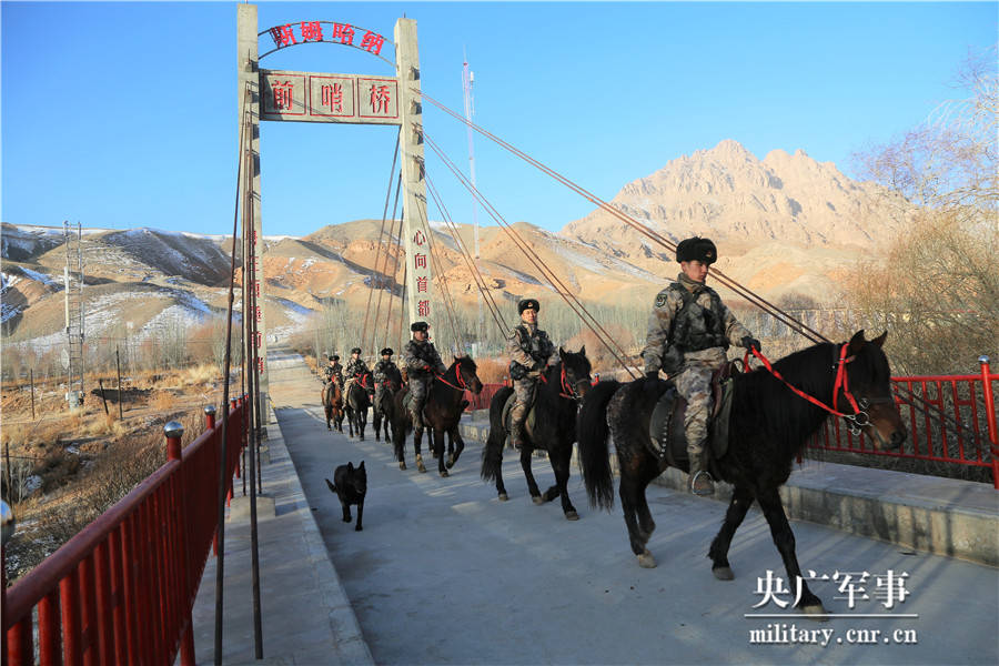 翻雪山过达坂 这就是新疆边防官兵的巡逻路