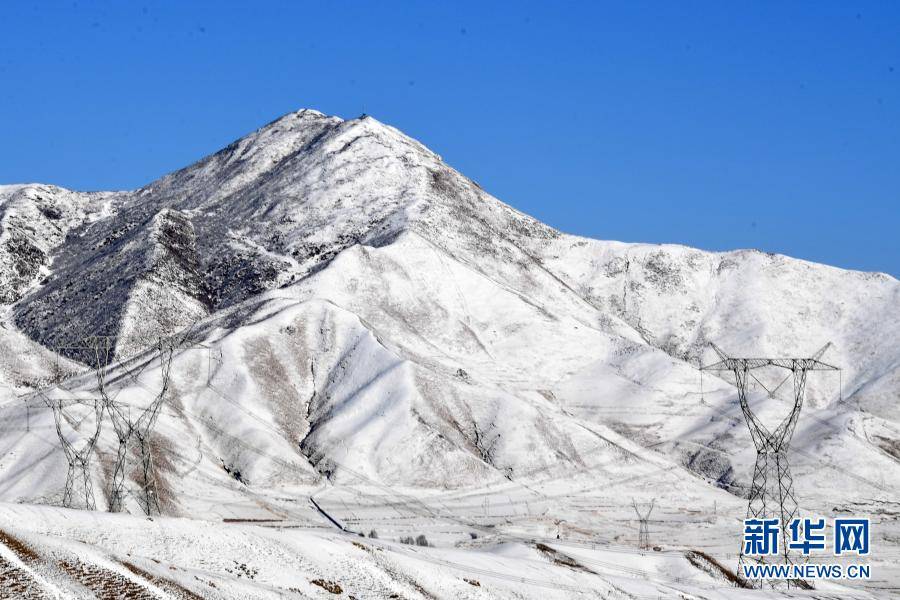 这是1月17日在武威市天祝藏族自治县境内拍摄的乌鞘岭雪景.