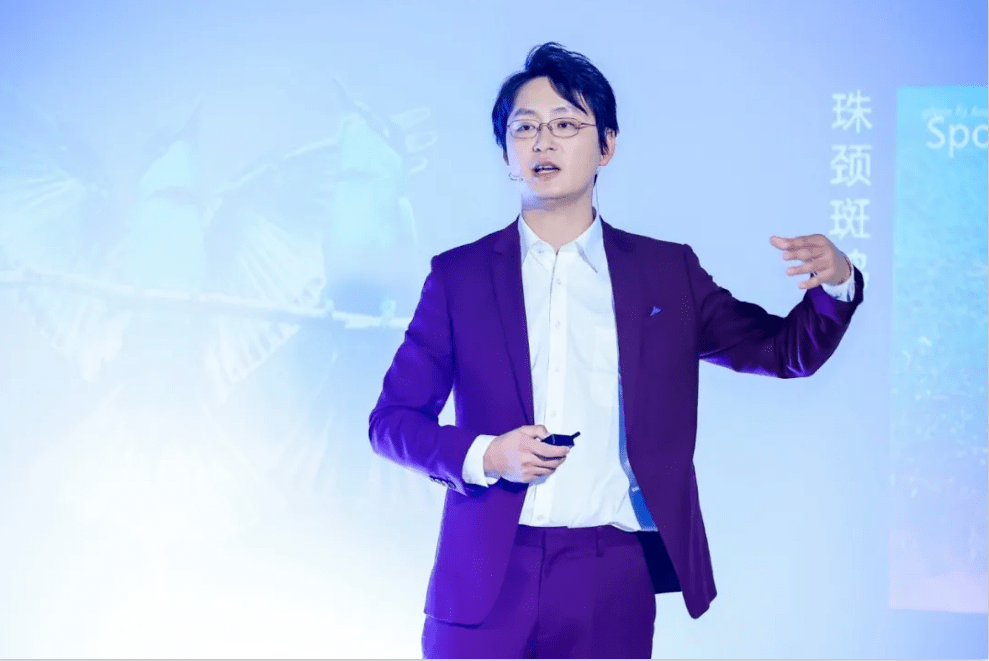 演讲嘉宾何鑫:《从随手拍到听·见万物,我们身边的自然百宝箱》