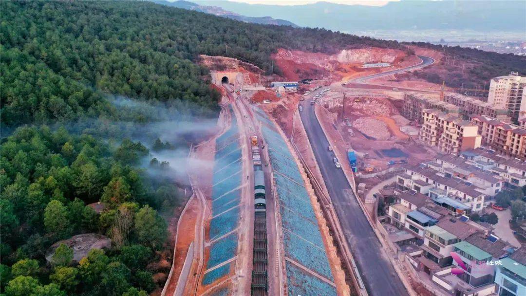 丽香铁路开始铺轨,年底通车在望