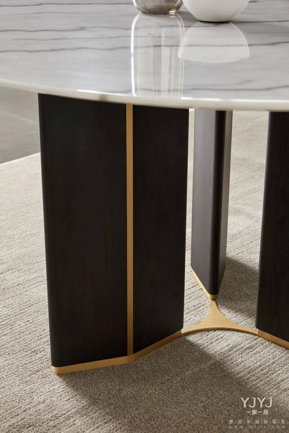 一家一居 丨极致黑金配色,藏不住的轻奢与高级质感