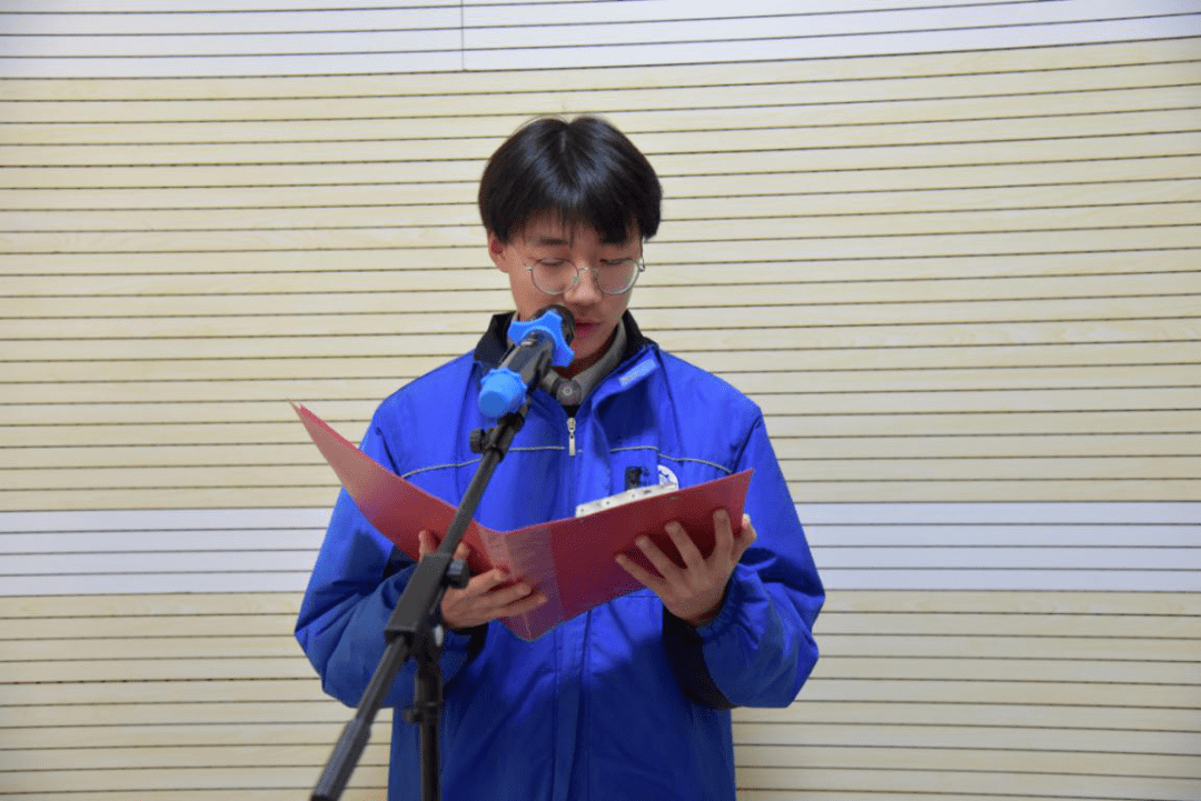 历城职专举行自信迎期末开心过腊八主题升旗仪式