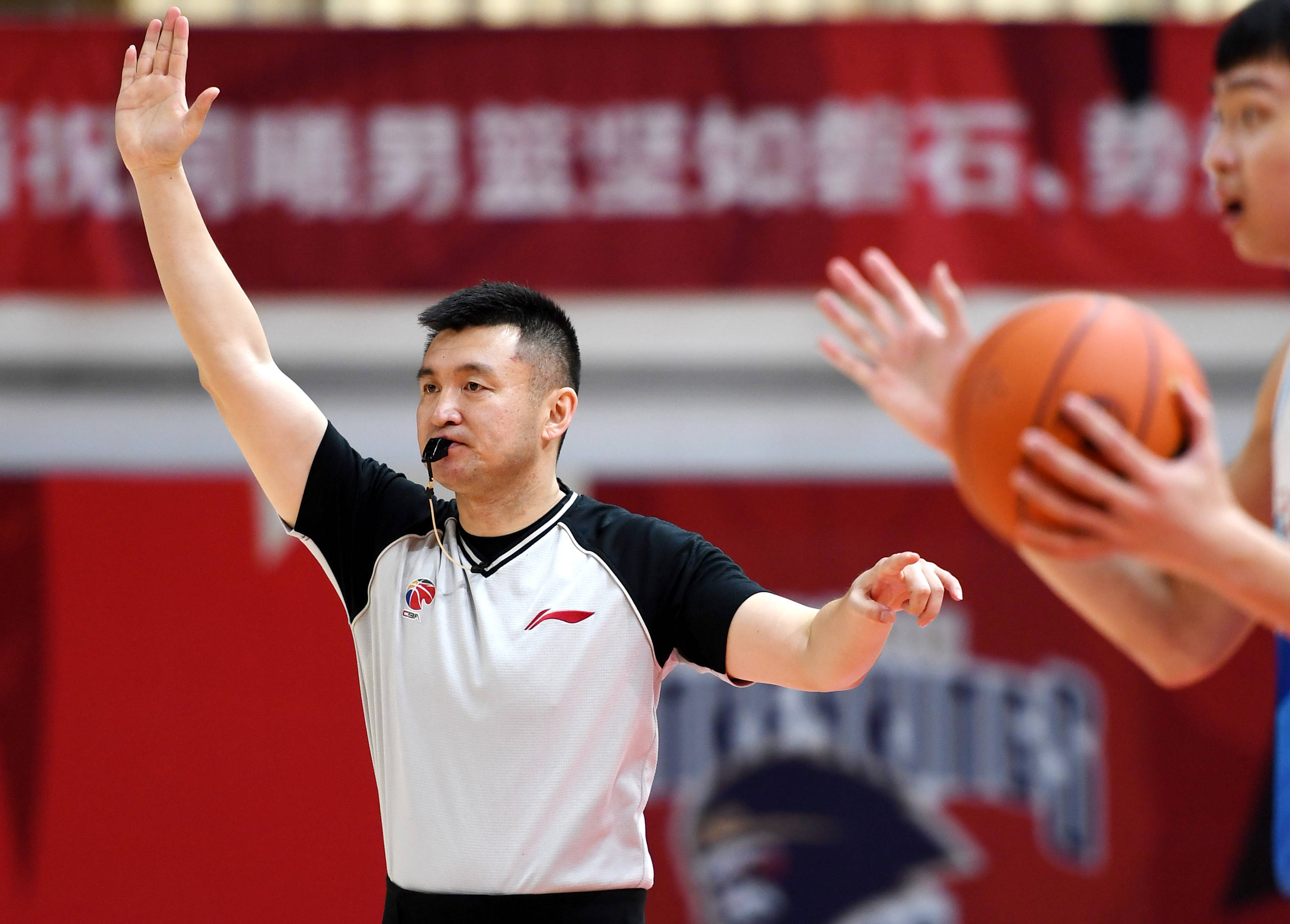 1月17日,本场比赛第一副裁判杨晓光在比赛中执裁.