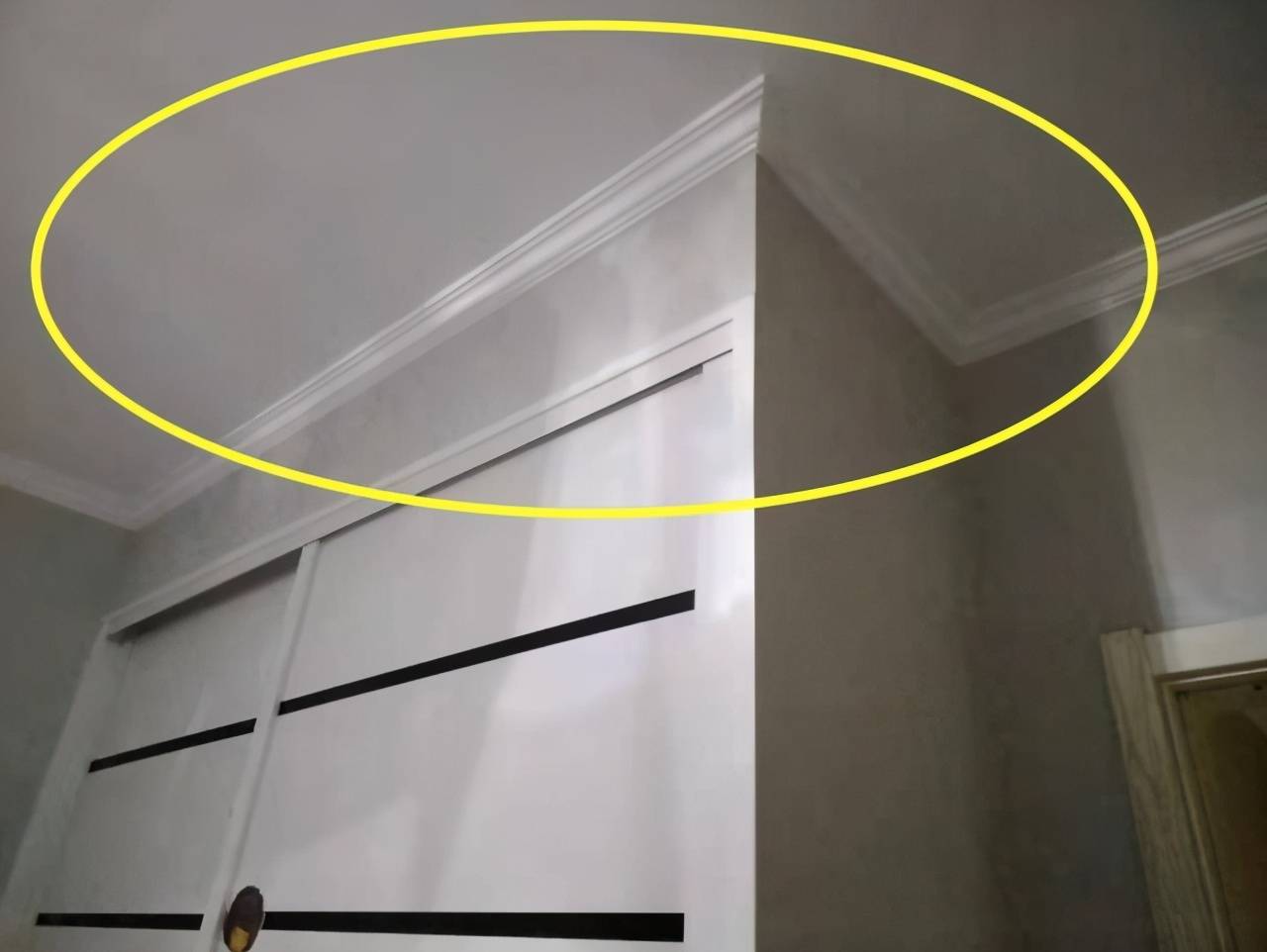 衣柜是否有必要做到顶?做到顶用一圈石膏线,实用又美观