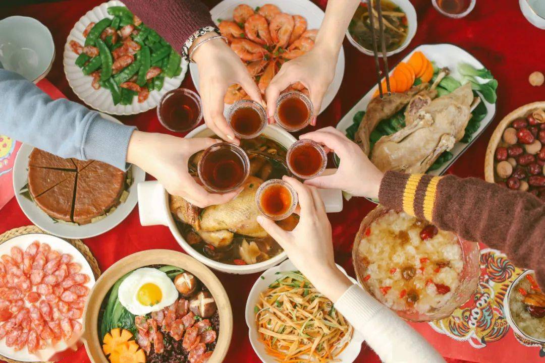 一行李箱 的年货 直接提回家 山珍海味 坚果年糖应有尽有 礼盒