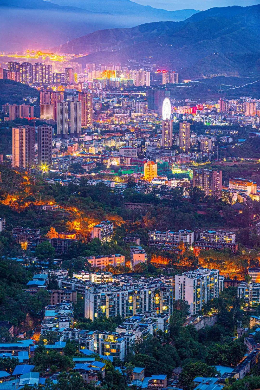 攀枝花市位于川西南,滇西北结合部,是全国唯一以花命名的城市,享有"花