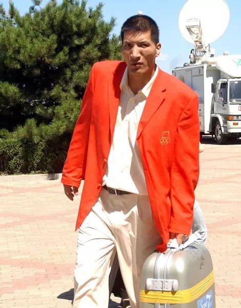 退役后的巴特尔!家庭幸福 大女儿貌美如花 小儿子身高1米98!