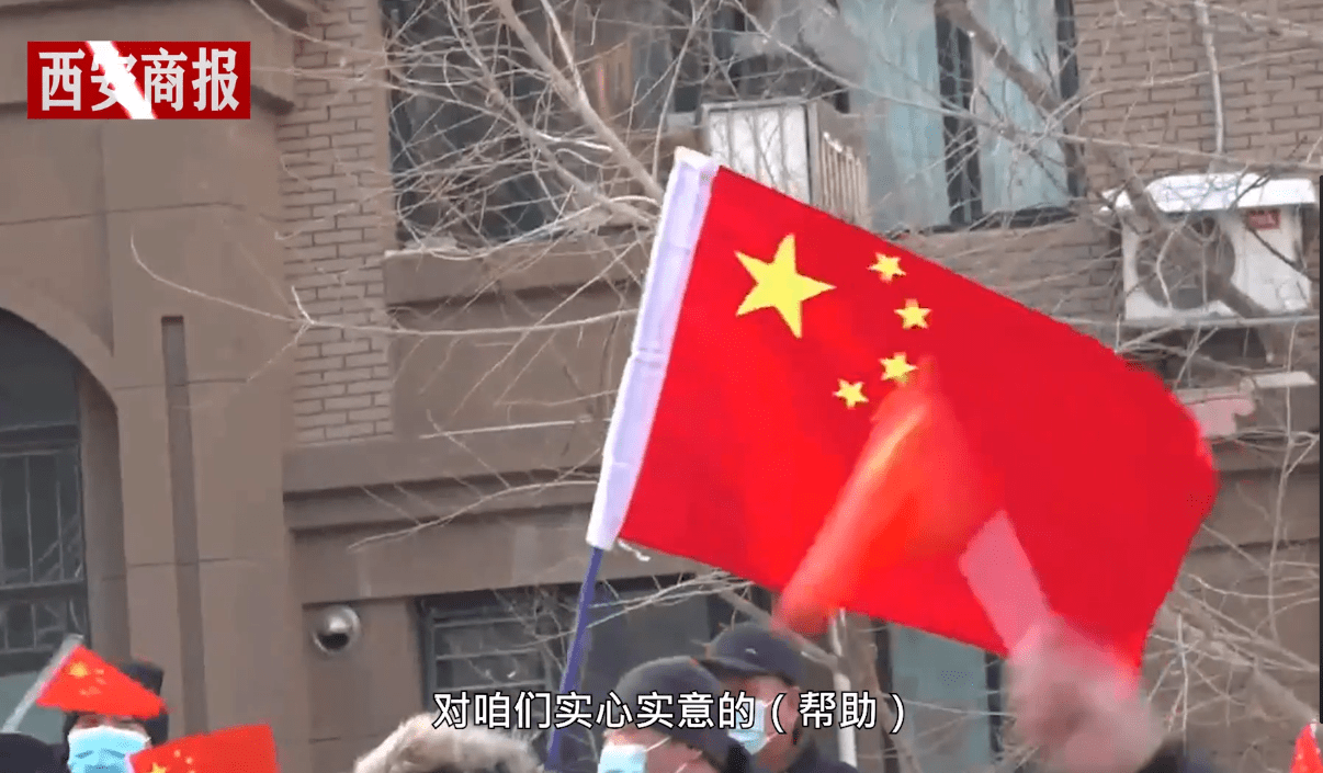 瀋陽一小區居民扭秧歌慶祝解封:8旬老人含淚感謝一線防疫工作人員