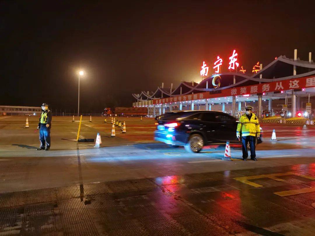 广西公安厅交警总队高速公路管理支队五大队民警在南宁东收费站开展