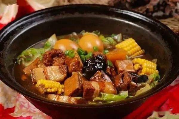 农家一锅出老家在农村,烧水做饭都是用的那种柴火大锅,做出来的饭菜都