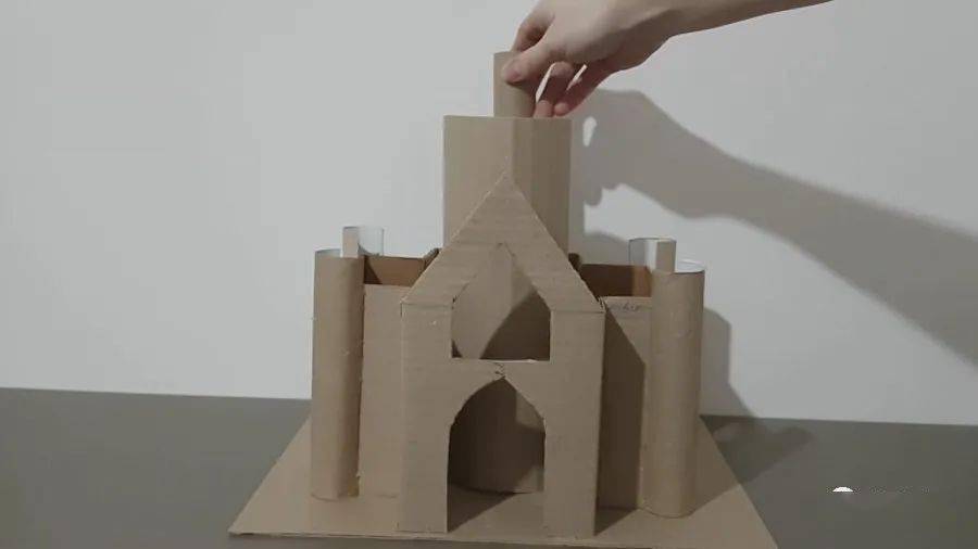 根据设计稿裁切硬纸板,搭建城堡基本框架