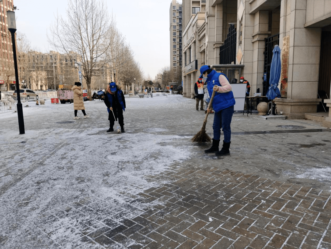 以雪為令情暖社區團區委開展掃雪鏟冰工作