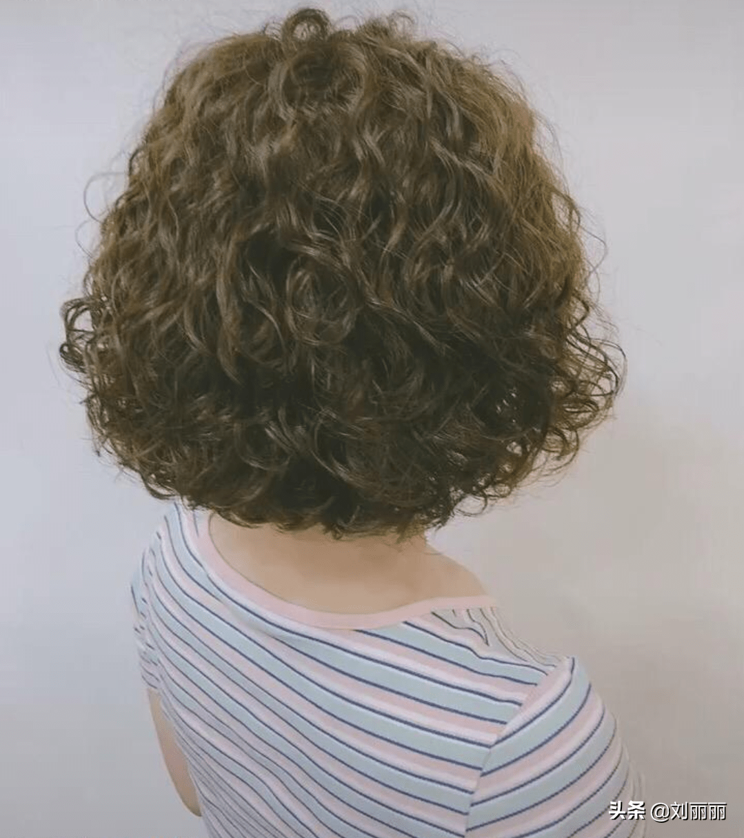55岁女士烫头发的发型图片