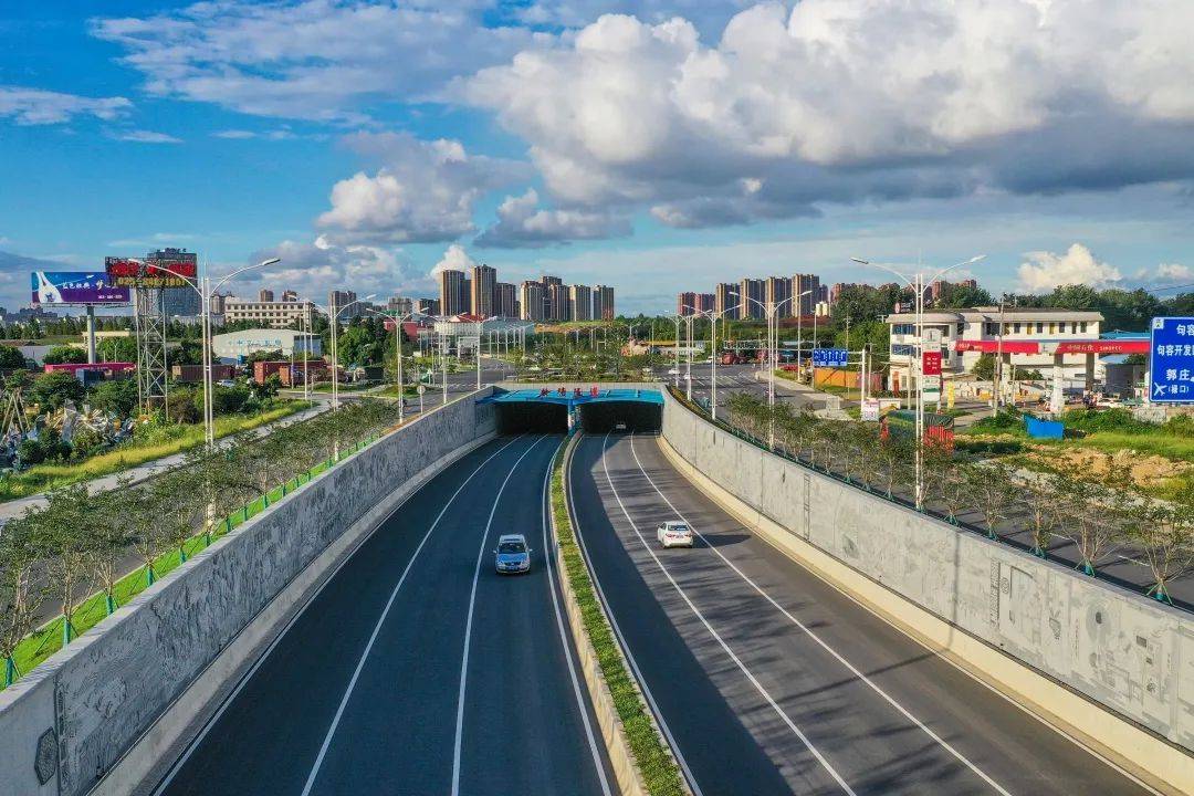 五年来,建成266省道城北绕越段(北五环),西部干线和243省道钤塘转盘