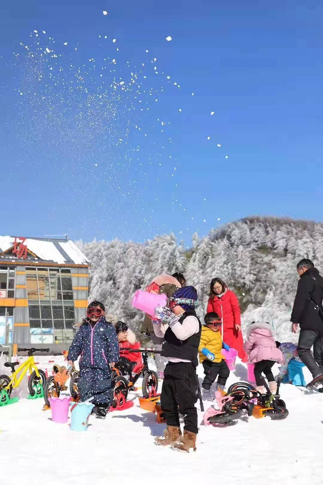 关键词:玩雪,戏雪,滑雪耍在茅草坝图源丨茅草坝滑雪场茅草坝位于奉节