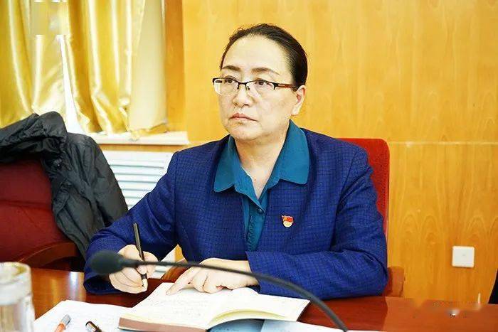 州村(社区)"两委"换届选举工作领导小组组长尼玛卓玛出席会议并讲话