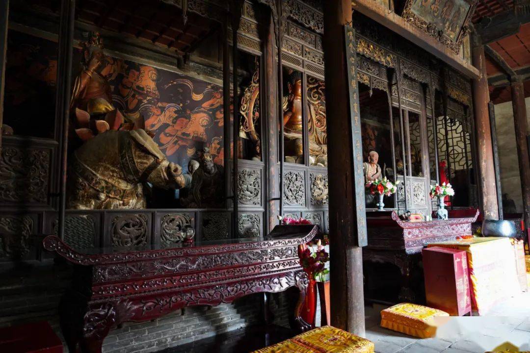 中殿是建于明代景泰三年的大雄宝殿,单檐悬山顶,殿内供奉华严三圣像
