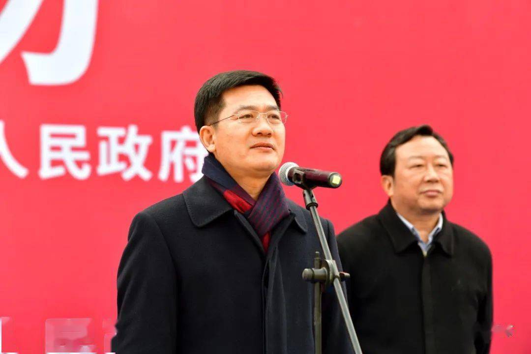 20日上午,全市一季度重大项目集中开工活动在咸九高速湖北段通山施工