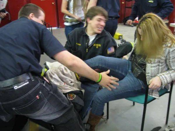 女生玉腿上的靴子到底是怎么脱下来的