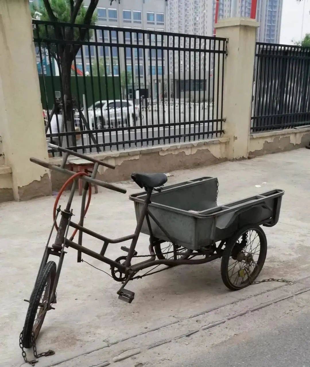 但是没过多久,胡同里的人就拿地锁或者破自行车,破电动车拴上,就放在