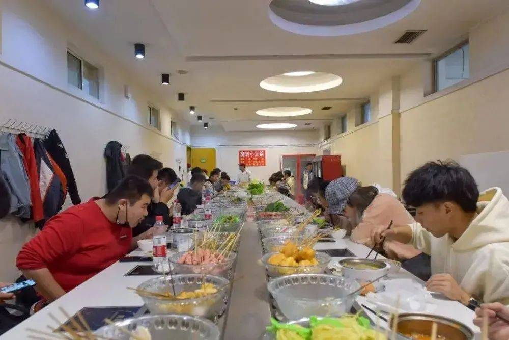 大連外國語大學鼎香苑食堂3樓的自助火鍋特聘請四川專業大廚親手熬製