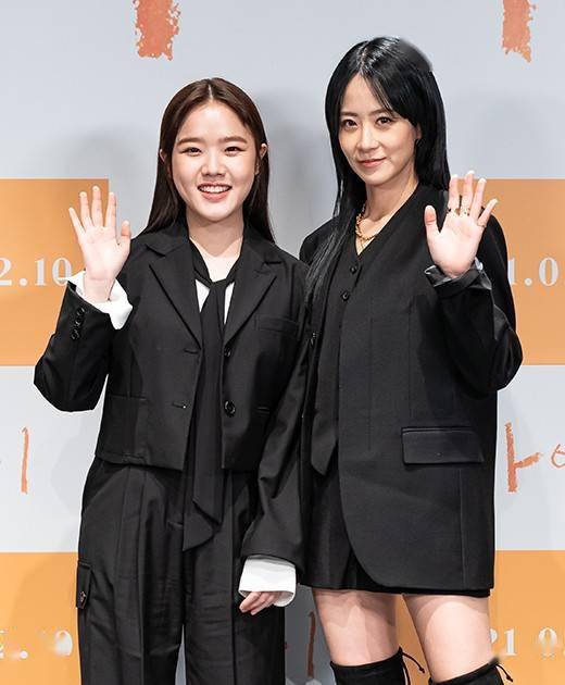 韩国艺人金香奇柳贤庆出席新片孩子发布会