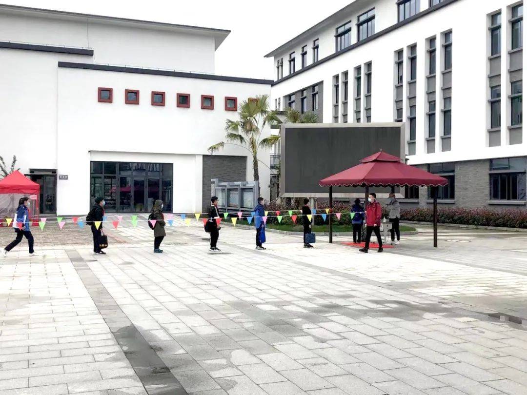 像翁垟第一中学食堂空间不大,学校将学生按年级分成三批,错峰就餐