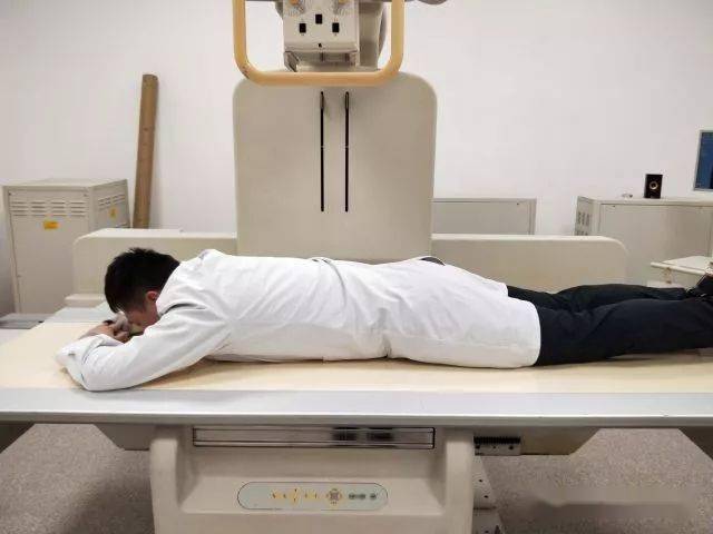 被检者俯卧于检查床上.
