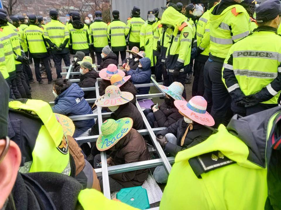 韩国国防部向萨德基地运送物资遭当地居民抗议 施工