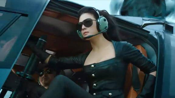 美人鱼若兰真是霸气十足为了活捉美人鱼开来直升飞机