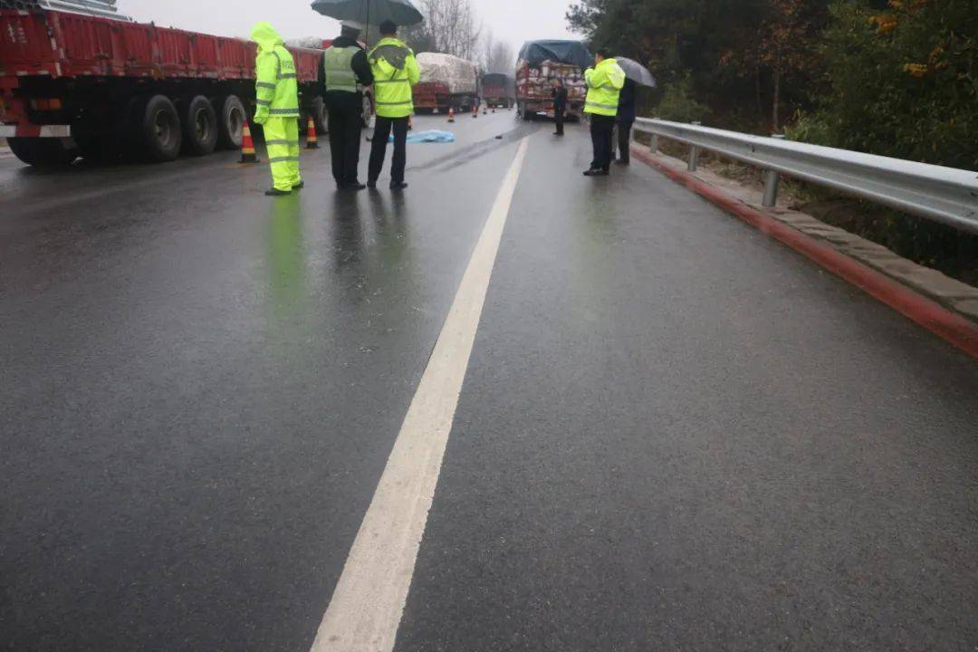 挂车与行人发生刮碰致其倒地,造成行人熊某当场死亡的道路交通事故