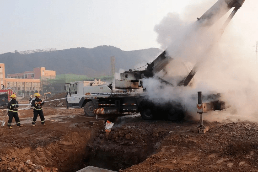 兴业一辆吊车"触电身亡"!