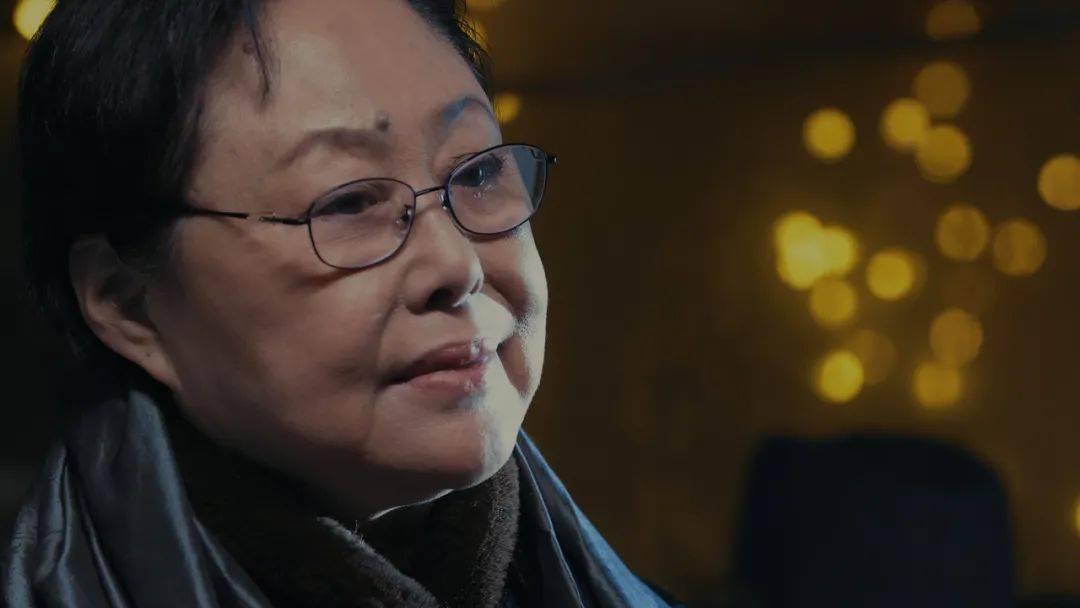 送给不能回家过年的你:斯琴高娃深情朗读《还乡》|「为你读诗」