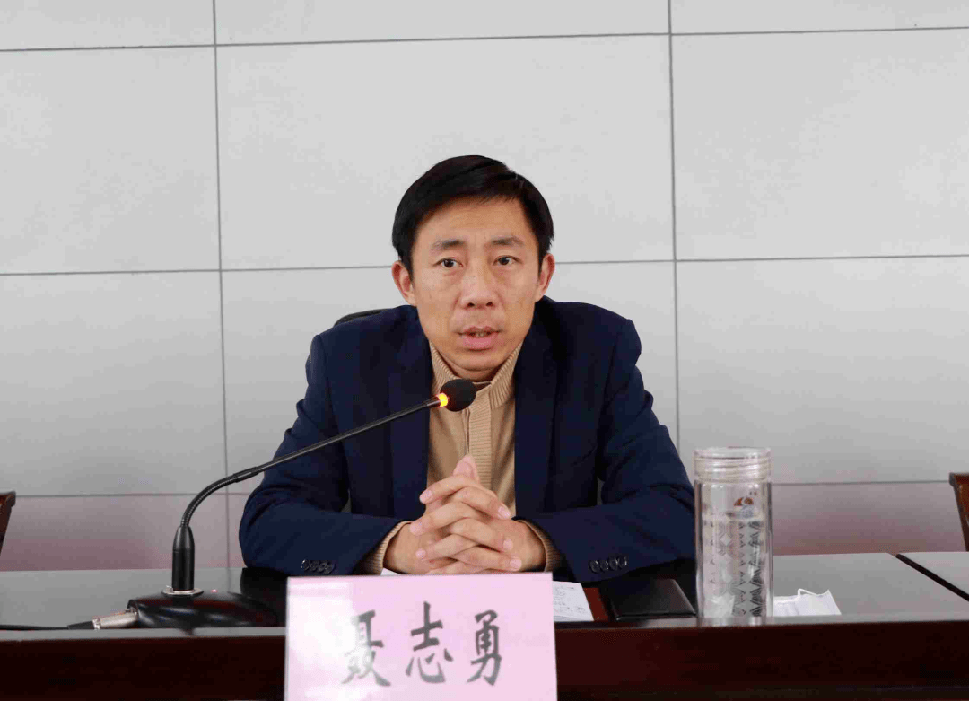 县教育局党委书记,局长聂志勇出席会议并讲话,县教育局全体班子成员