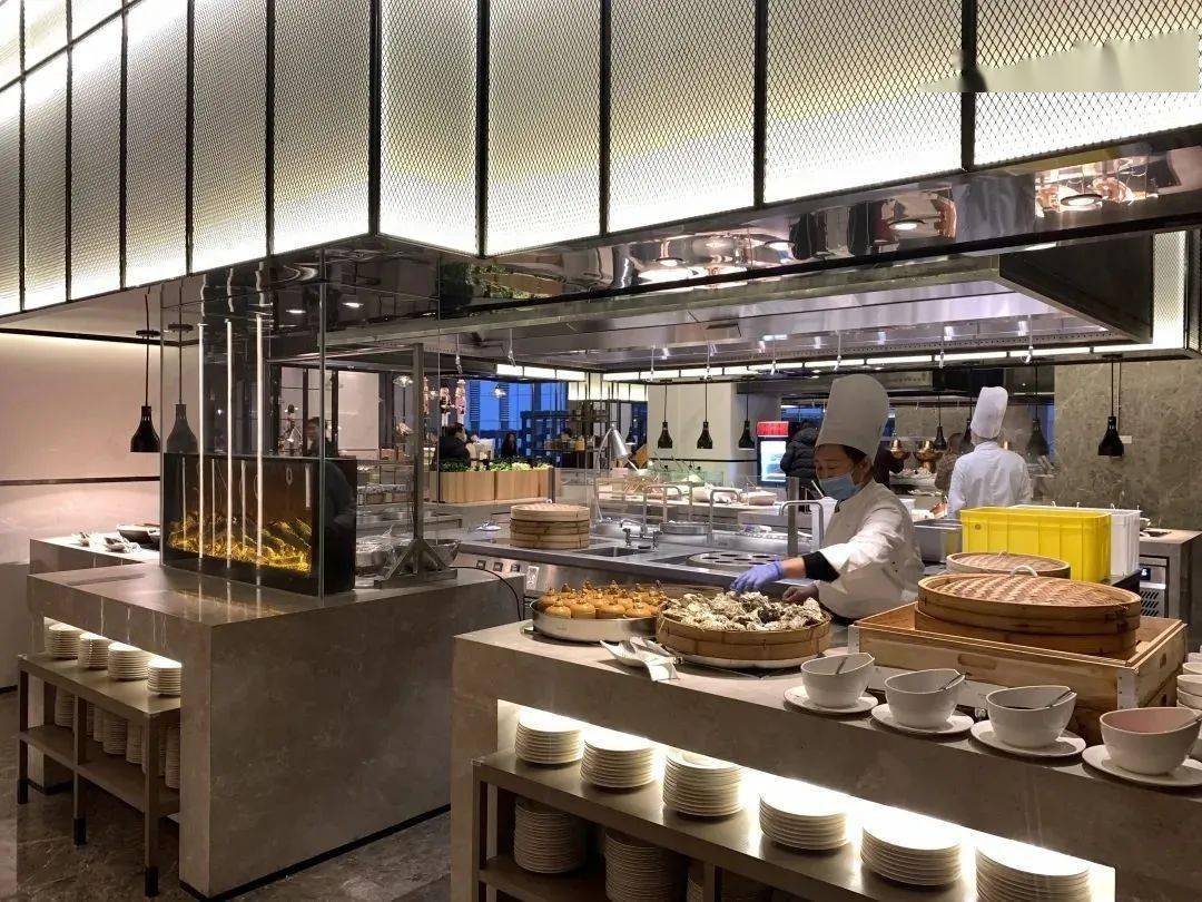 餐厅的菜品都是明档,厨师手套/口罩/围裙/厨师帽四件套标准,从制造到