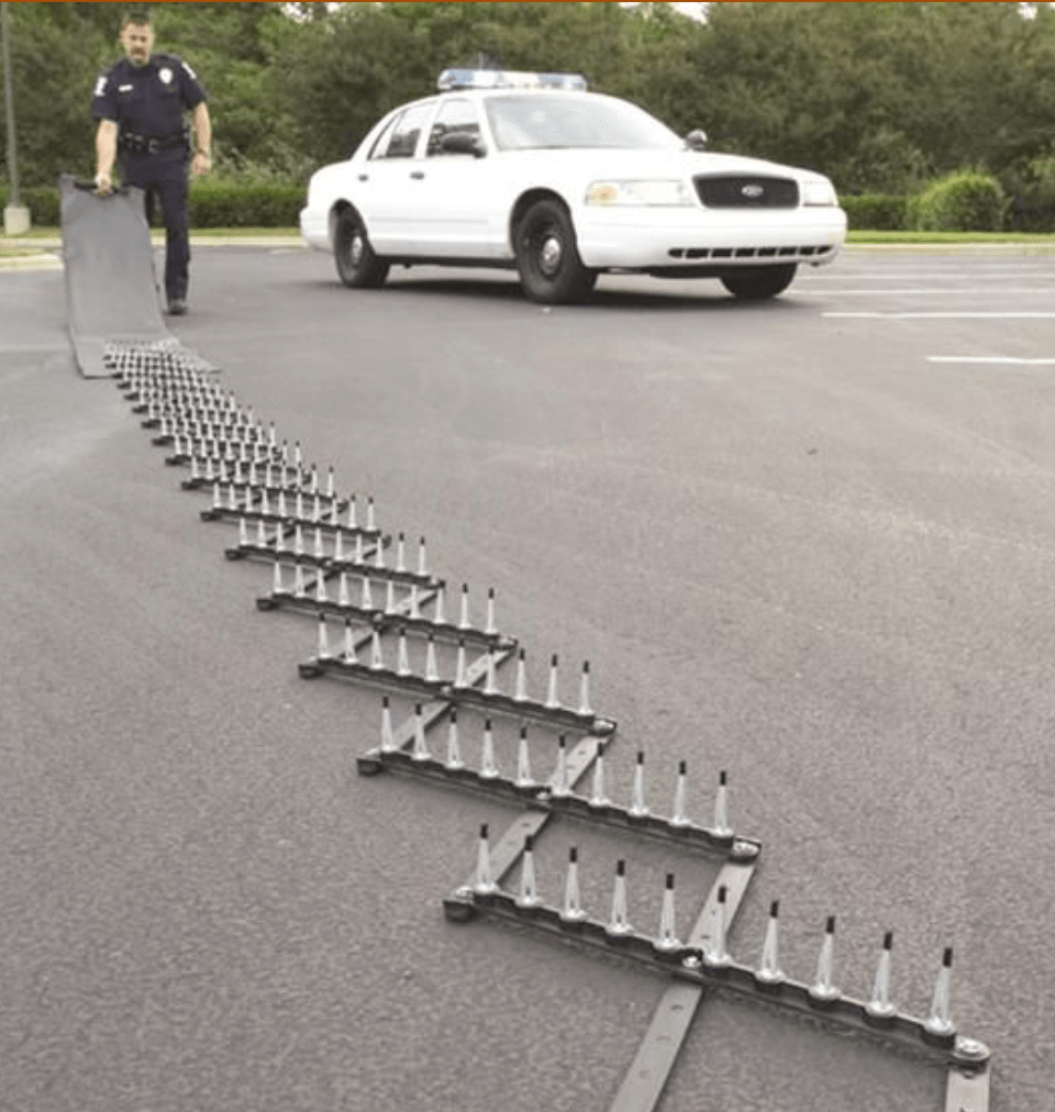 活久见魁省12岁熊孩子独自开车高速奔驰50km警察用钉子减速带拦下