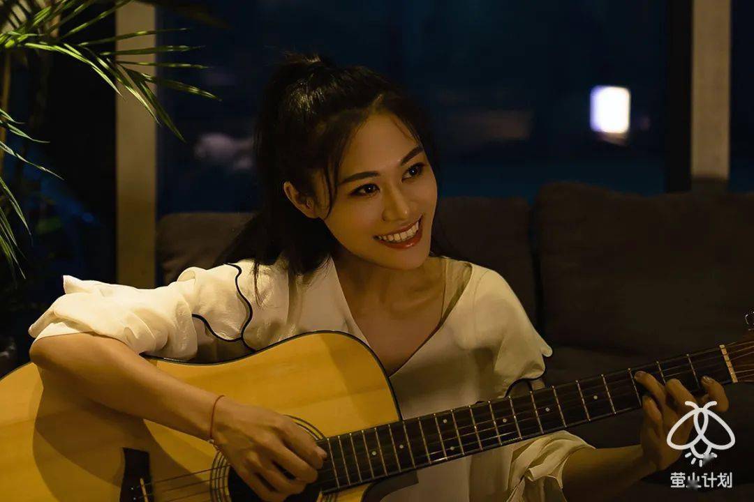 梦然用音乐为梦想助力用歌声将大爱传递