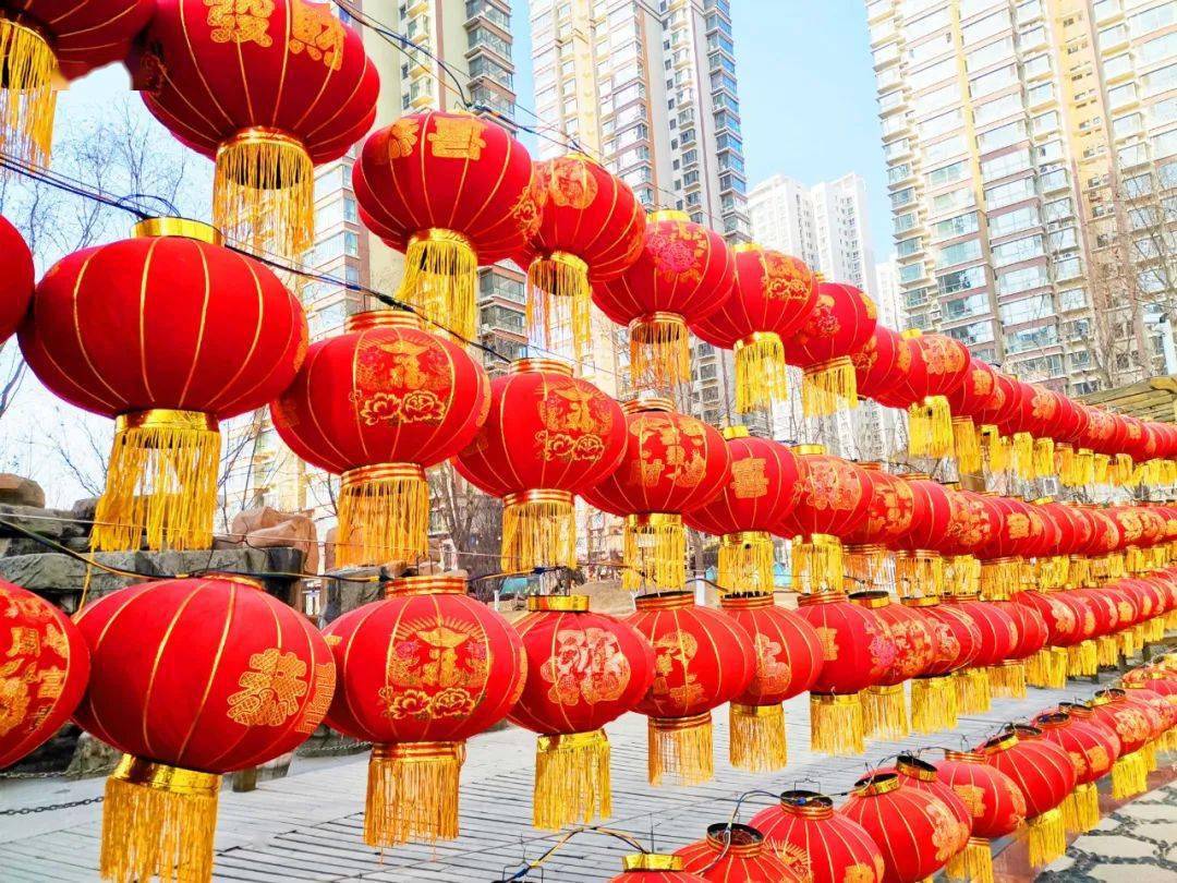 醉美山水兴城华灯璀璨映小区灯笼高挂迎新春