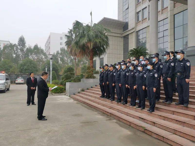 鬧劇,博白有人趟地上阻撓法院執行!法警妥善處置