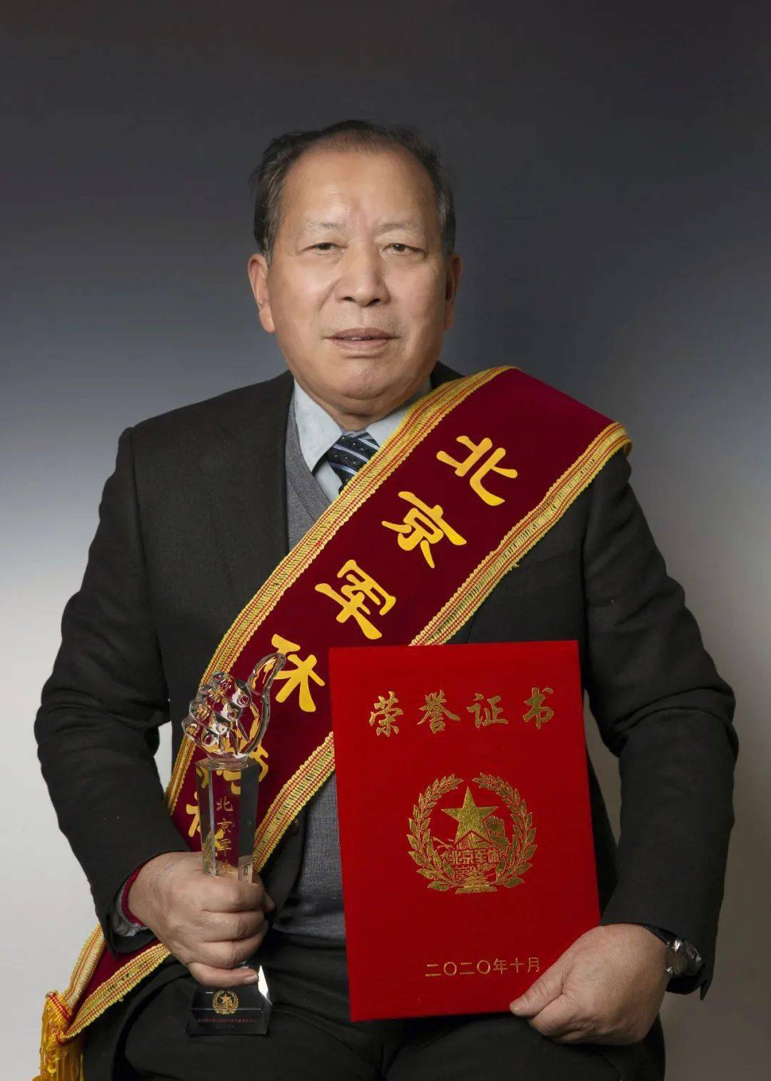 用道德引领人生,引领社会新风尚,展现了一名优秀军休干部的高尚情操