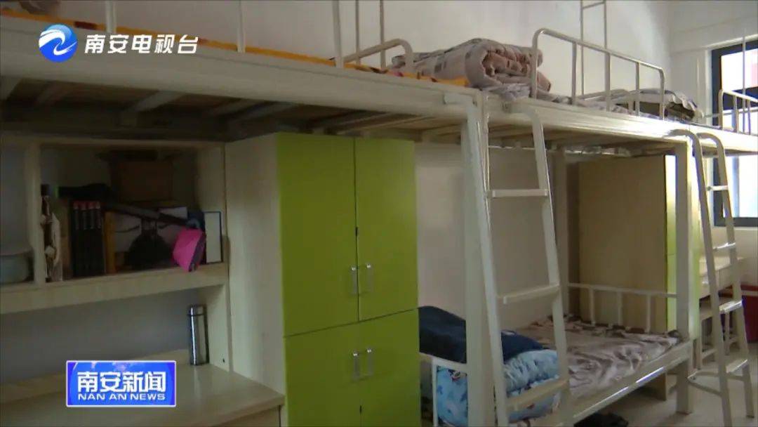 检查组一行先后来到鹏峰中学考点和国光中学考点,进入考场,食堂,校园