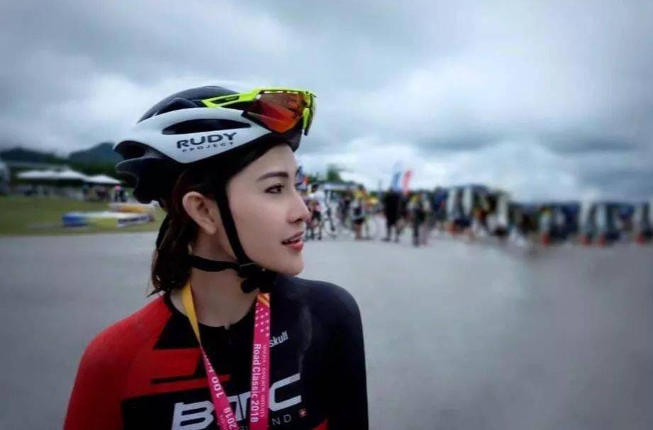 骑行女神走红拥有天使面孔坚持骑行多年练出魔鬼身材